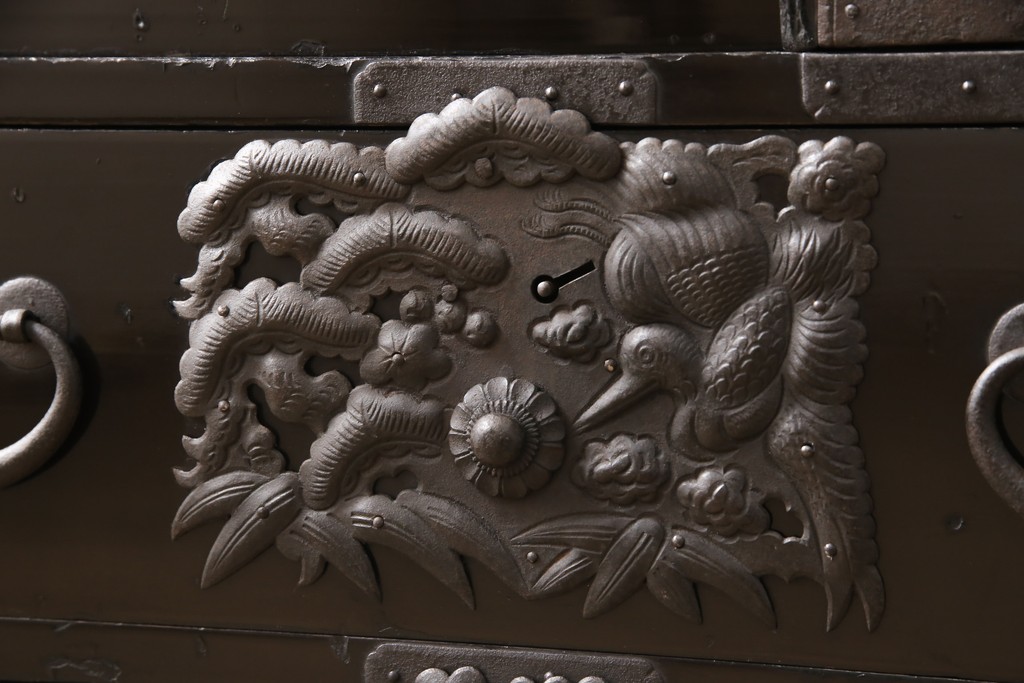 和製アンティーク　立体的で迫力ある金具と漆塗りが魅力的な庄内箪笥(時代箪笥、引き出し)(R-053692)