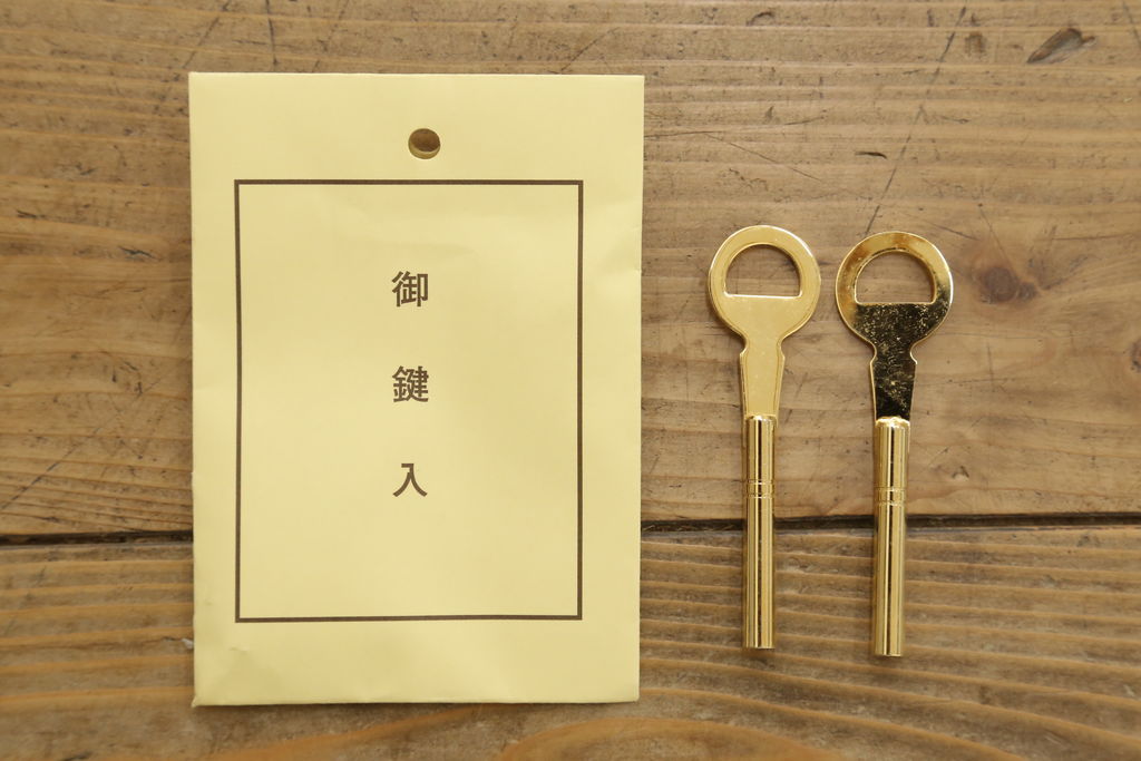 中古　特注　七宝金具　伝統工芸士 渡辺秀紀　ピンク色の花柄七宝金具がかわいらしい加茂総桐箪笥(胴厚、四方丸、桐たんす、衣装タンス、和タンス)(R-058713)