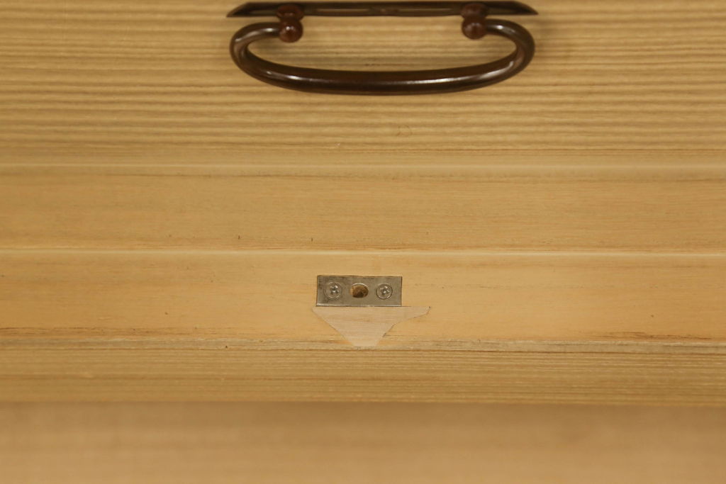 中古　特注　七宝金具　伝統工芸士 渡辺秀紀　ピンク色の花柄七宝金具がかわいらしい加茂総桐箪笥(胴厚、四方丸、桐たんす、衣装タンス、着物箪笥、和タンス)(R-058712)