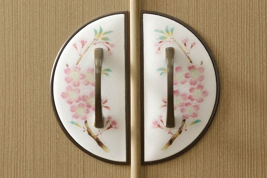 中古　特注　七宝金具　伝統工芸士 渡辺秀紀　ピンク色の花柄七宝金具がかわいらしい加茂総桐箪笥(胴厚、四方丸、桐たんす、衣装タンス、着物箪笥、和タンス)(R-058712)