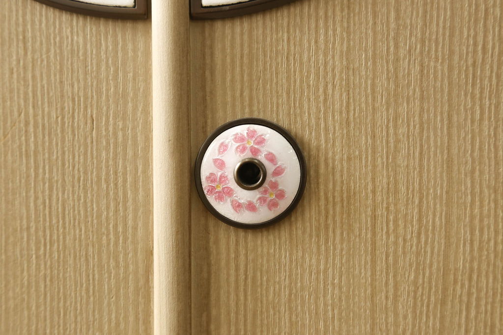 中古　特注　七宝金具　伝統工芸士 渡辺秀紀　ピンク色の花柄七宝金具がかわいらしい加茂総桐箪笥(胴厚、四方丸、桐たんす、衣装タンス、着物箪笥、和タンス)(R-058712)