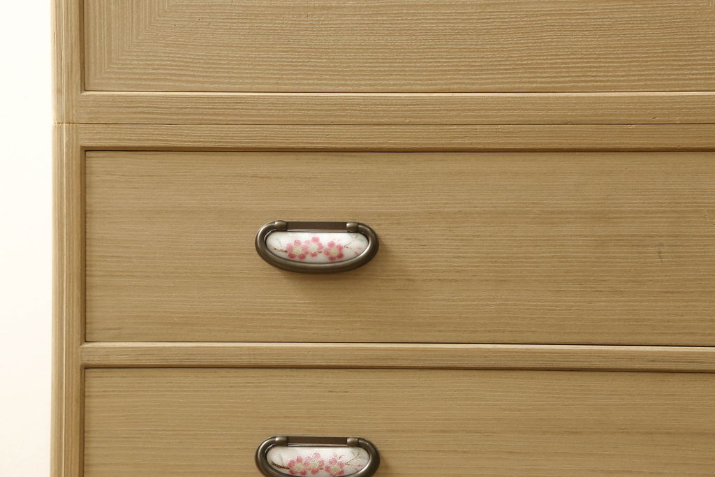中古　特注　七宝金具　伝統工芸士 渡辺秀紀　ピンク色の花柄七宝金具がかわいらしい加茂総桐箪笥(胴厚、四方丸、桐たんす、衣装タンス、着物箪笥、和タンス)(R-058712)