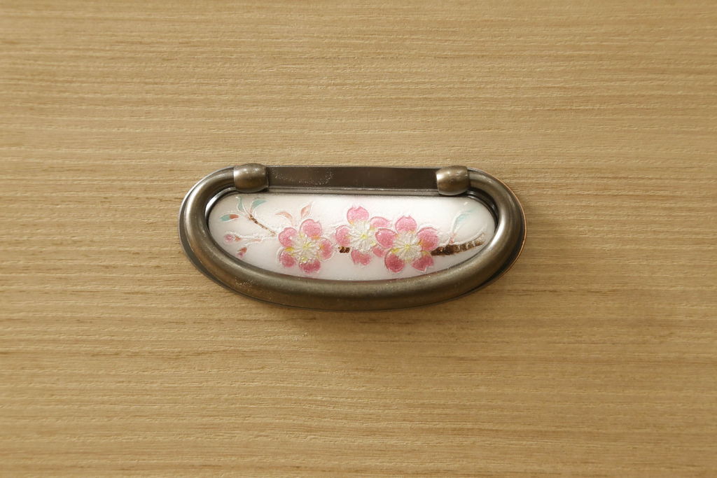 中古　特注　七宝金具　伝統工芸士 渡辺秀紀　ピンク色の花柄七宝金具がかわいらしい加茂総桐箪笥(胴厚、四方丸、桐たんす、衣装タンス、着物箪笥、和タンス)(R-058712)
