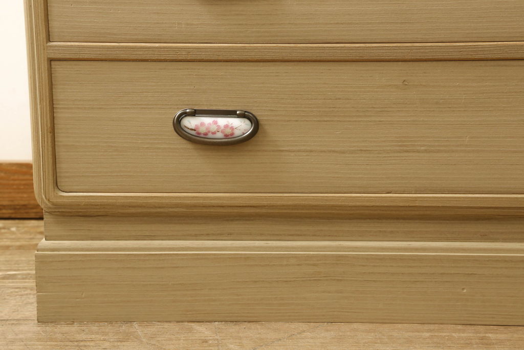 中古　特注　七宝金具　伝統工芸士 渡辺秀紀　ピンク色の花柄七宝金具がかわいらしい加茂総桐箪笥(胴厚、四方丸、桐たんす、衣装タンス、着物箪笥、和タンス)(R-058712)