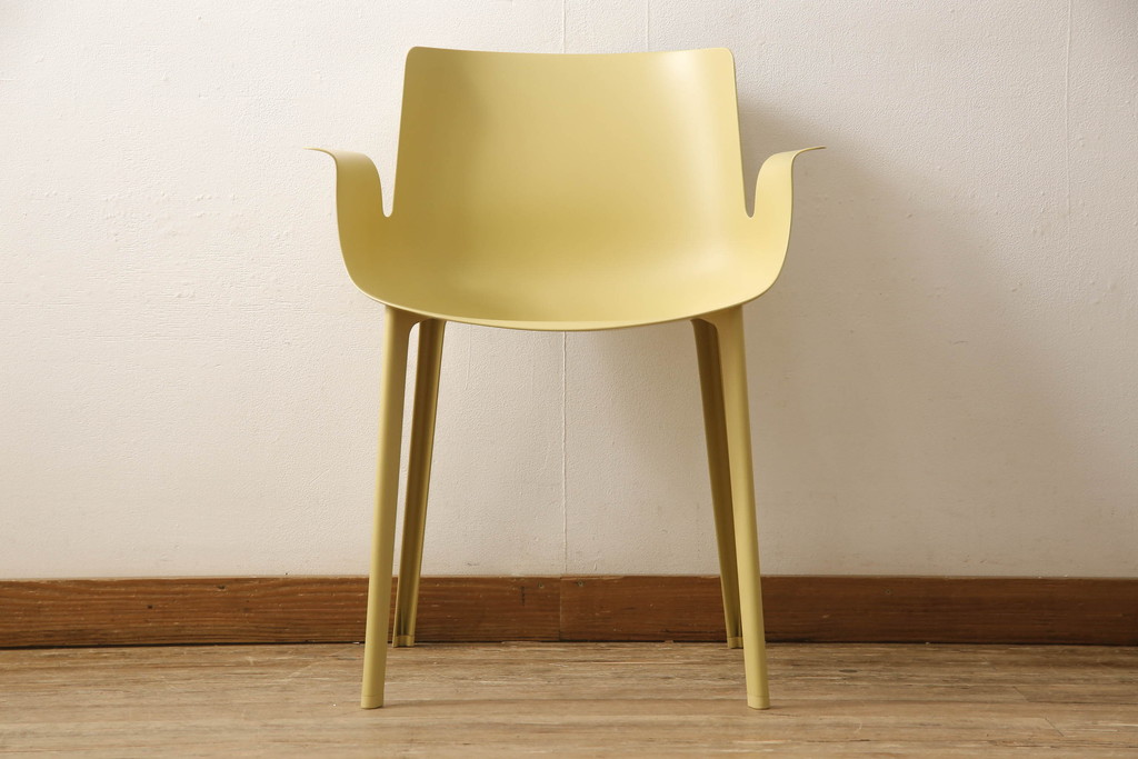 中古　展示美品　イタリア製　Kartell(カルテル)　Piuma(ピウマ)　ピエロ・リッソーニデザイン　軽さと丈夫さが魅力!スタイリッシュなアームチェア(ダイニングチェア、椅子、イス、いす)(定価約6万3千円)(R-058174)