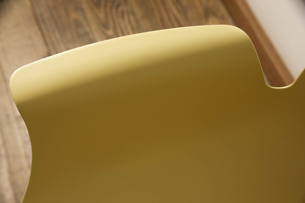 中古　展示美品　イタリア製　Kartell(カルテル)　Piuma(ピウマ)　ピエロ・リッソーニデザイン　軽さと丈夫さが魅力!スタイリッシュなアームチェア(ダイニングチェア、椅子、イス、いす)(定価約6万3千円)(R-058174)