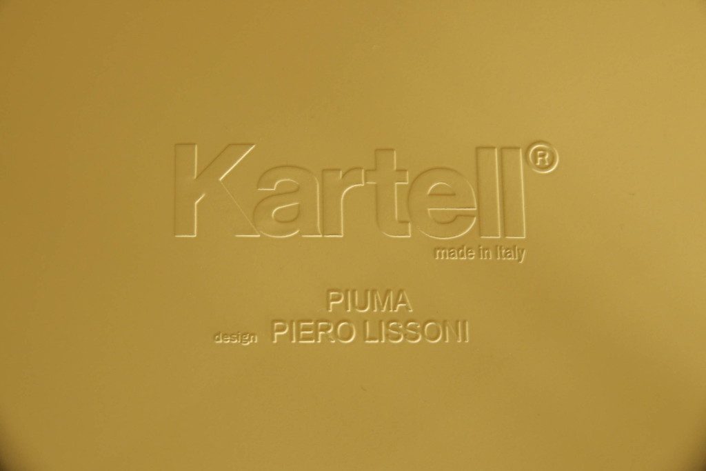 中古　展示美品　イタリア製　Kartell(カルテル)　Piuma(ピウマ)　ピエロ・リッソーニデザイン　軽さと丈夫さが魅力!スタイリッシュなアームチェア(ダイニングチェア、椅子、イス、いす)(定価約6万3千円)(R-058174)