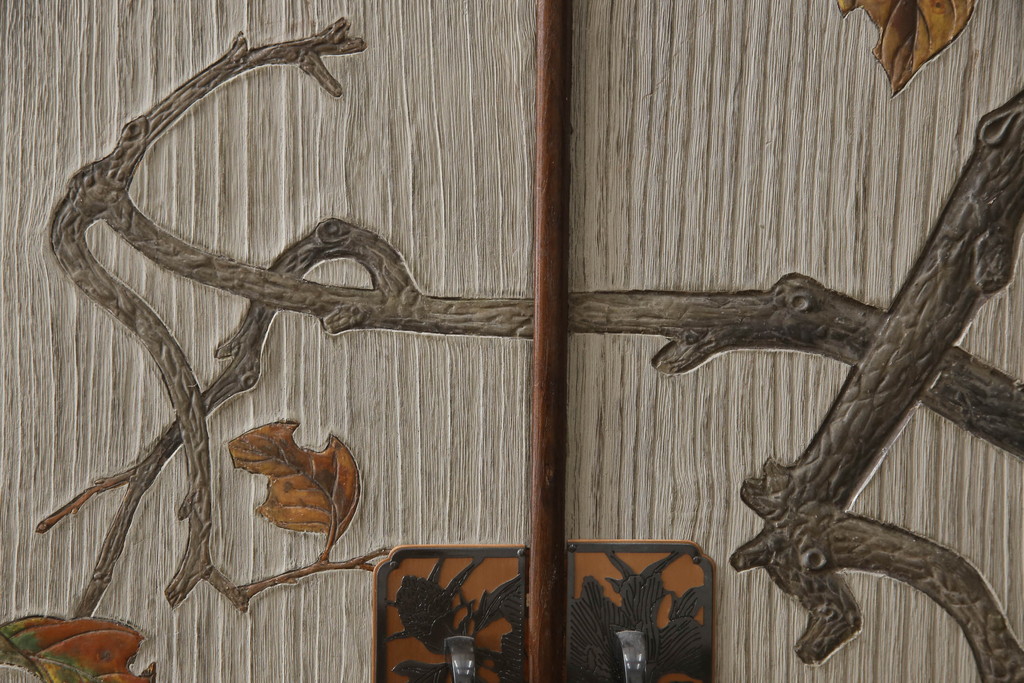和製ビンテージ　彫刻　漆絵　柿の木の絵柄が風情を感じる凝ったつくりの桐箪笥(並厚、着物箪笥、和タンス、衣装箪笥、桐たんす、ヴィンテージ)(R-062064)