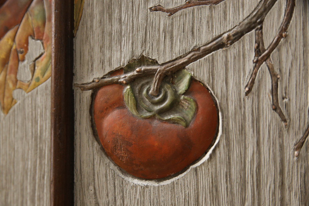 和製ビンテージ　彫刻　漆絵　柿の木の絵柄が風情を感じる凝ったつくりの桐箪笥(並厚、着物箪笥、和タンス、衣装箪笥、桐たんす、ヴィンテージ)(R-062064)