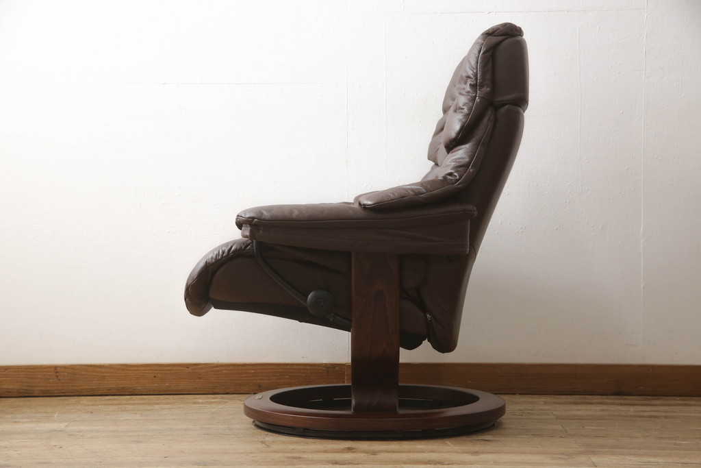 中古　EKORNES(エコーネス)　レノクラシック　本革(レザー)　オットマン付き　ストレスレスチェア(アームチェア、リクライニングチェア、椅子、一人掛けソファ、1Pソファ)(定価約44万円)(R-064495)