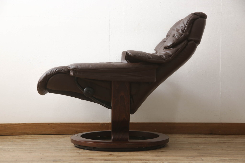 中古　EKORNES(エコーネス)　レノクラシック　本革(レザー)　オットマン付き　ストレスレスチェア(アームチェア、リクライニングチェア、椅子、一人掛けソファ、1Pソファ)(定価約44万円)(R-064495)