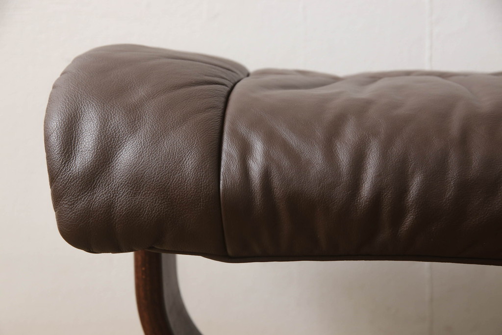 中古　EKORNES(エコーネス)　レノクラシック　本革(レザー)　オットマン付き　ストレスレスチェア(アームチェア、リクライニングチェア、椅子、一人掛けソファ、1Pソファ)(定価約44万円)(R-064495)
