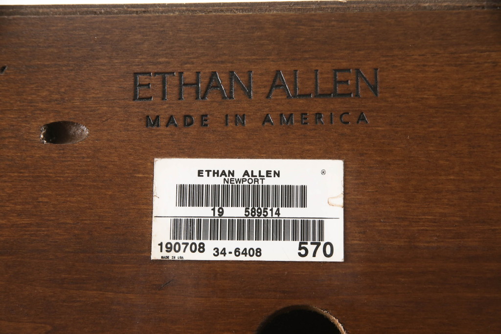 中古　美品　ETHAN ALLEN(イーセンアーレン)　美しい木目と優美な曲線デザインが魅力的な照明付きキャビネット(飾り棚、ガラスケース、キュリオケース、収納棚、戸棚)(R-062325)