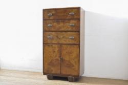 中古　アメリカ高級輸入家具　IDC大塚家具取り扱い　Scarborough House(スカボローファインファニチャー)　クラシカルなデザインが魅力の縦型キャビネット(ショーケース、ガラスケース、キュリオケース、飾り棚、ディスプレイ棚、店舗什器)(定価約70万円)(R-072568)