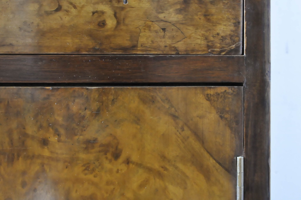イギリスアンティーク　ウォールナット材　鳥杢　バーズアイの杢目が美しい!!シンプルな縦型チェスト(引き出し、キャビネット、収納棚、戸棚、英国)(R-065598)