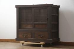【オーダー家具実例】当店オリジナル商品を参考にウォールシェルフをご希望サイズで新規製作しました。右側にのみパタパタ扉を取り付け、取っ手はお客様がご準備いただいたものを取り付けました。取り外し可能な棚板を取り付け使い勝手良く。当店商品を参考にした着色で仕上げました。(吊り戸棚)