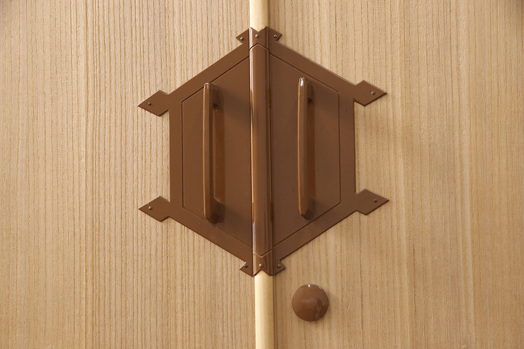 【桐箪笥(桐たんす)リメイク実例】加茂総桐箪笥に高品質リペアを施しました。ご使用に差し支えないよう修理・修善、シミも出来る限り目立たにように。台輪をカットし、高さをご希望サイズにリサイズし、当店のオーダー家具を参考にした木地色・蜜蝋ワックスで仕上げました。(桐たんす、胴丸、総桐箪笥、衣装箪笥、着物箪笥、和タンス)