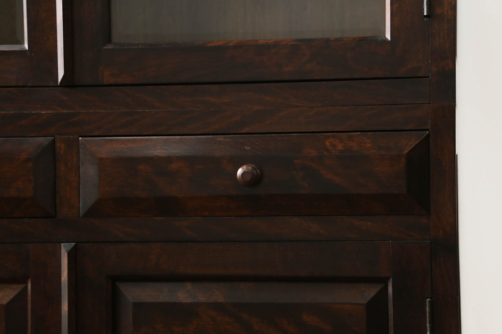 中古　松本民芸家具　使いやすいサイズが嬉しい上質なK-1型食器棚(収納棚、戸棚、キャビネット、本箱)(定価約46万円)(R-052133)