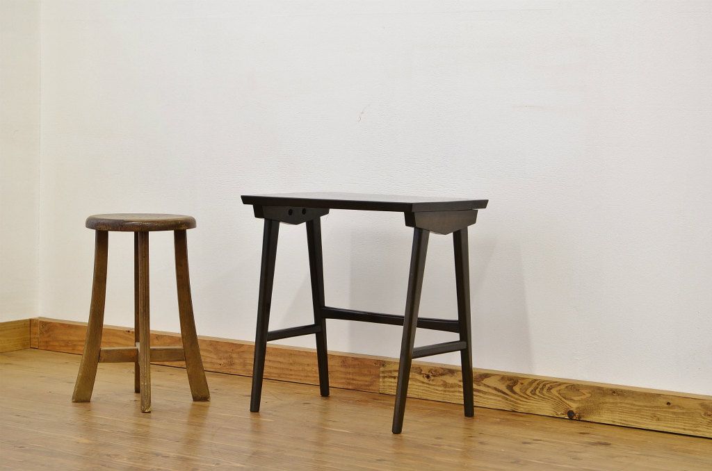 レトロ家具　レトロなデザインの小さなテーブル