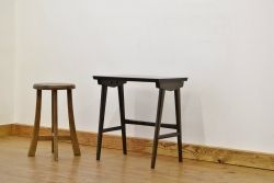 レトロ家具　レトロなデザインの小さなテーブル