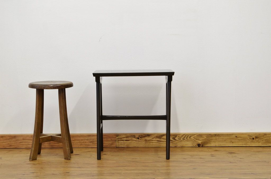 レトロ家具　レトロなデザインの小さなテーブル