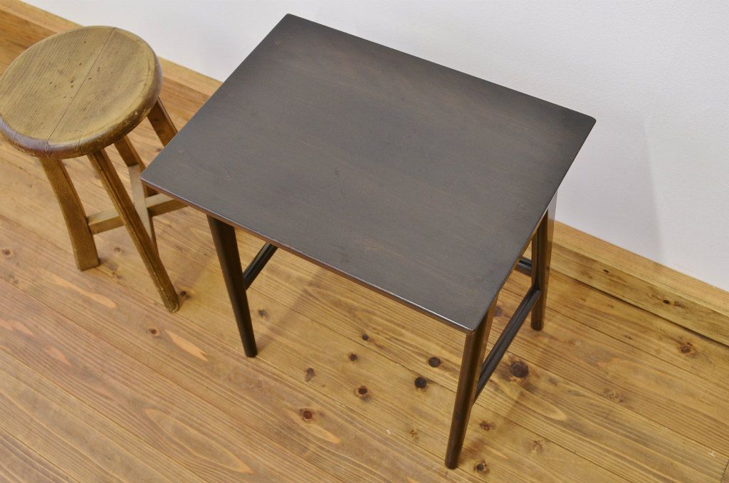 レトロ家具　レトロなデザインの小さなテーブル