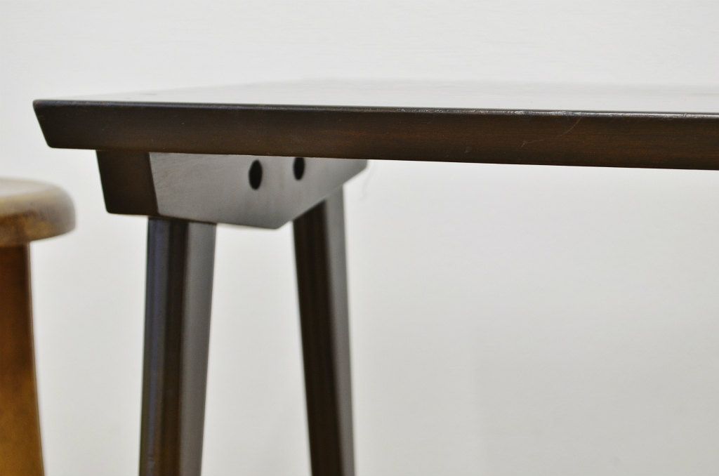 レトロ家具　レトロなデザインの小さなテーブル
