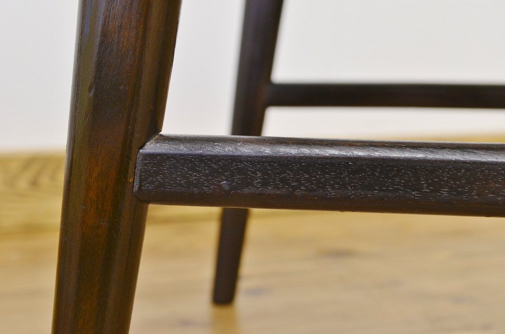 レトロ家具　レトロなデザインの小さなテーブル