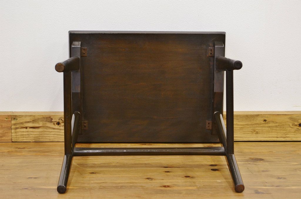 レトロ家具　レトロなデザインの小さなテーブル