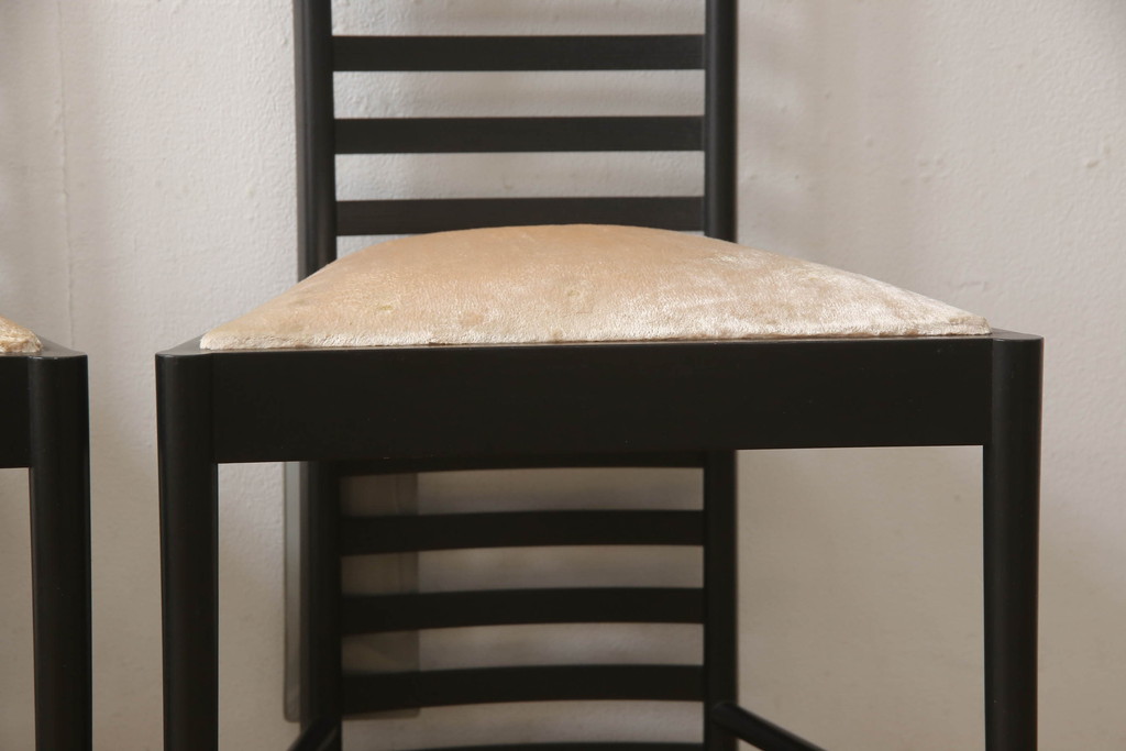 中古　展示品　美品　Cassina(カッシーナ)　292　HILL HOUSE,1(ヒルハウス1)　CHARLES RENNIE MACKINTOSH(チャールズ・レニー・マッキントッシュ)　スタイリッシュでモダンなデザインが格好良いラダーバックチェア2脚セット(椅子、イス、ダイニングチェア)(定価約47万3千円)(R-065176)