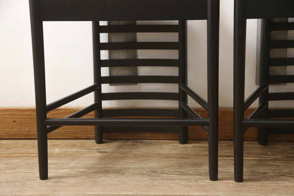 中古　展示品　美品　Cassina(カッシーナ)　292　HILL HOUSE,1(ヒルハウス1)　CHARLES RENNIE MACKINTOSH(チャールズ・レニー・マッキントッシュ)　スタイリッシュでモダンなデザインが格好良いラダーバックチェア2脚セット(椅子、イス、ダイニングチェア)(定価約47万3千円)(R-065176)