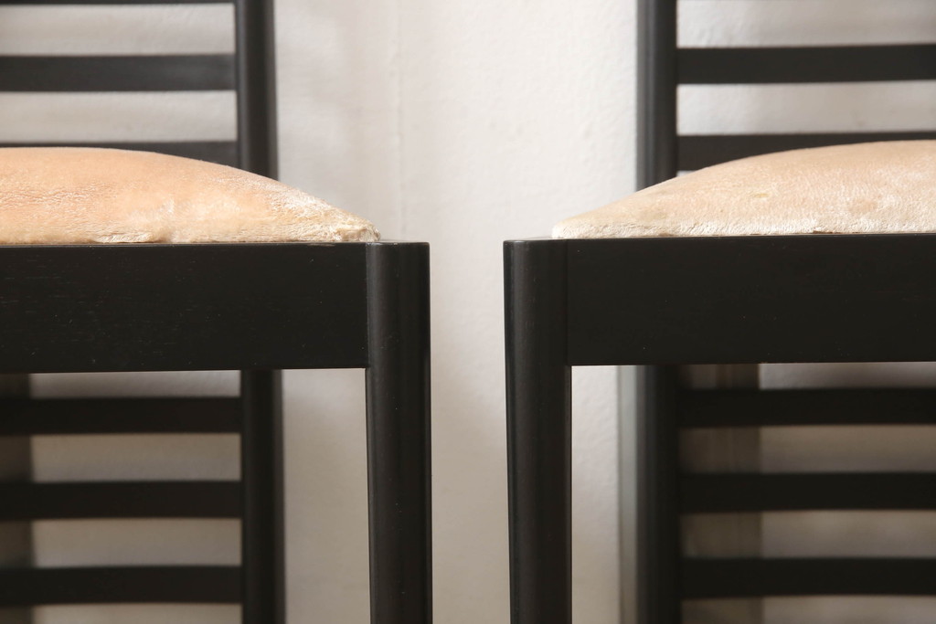 中古　展示品　美品　Cassina(カッシーナ)　292　HILL HOUSE,1(ヒルハウス1)　CHARLES RENNIE MACKINTOSH(チャールズ・レニー・マッキントッシュ)　スタイリッシュでモダンなデザインが格好良いラダーバックチェア2脚セット(椅子、イス、ダイニングチェア)(定価約47万3千円)(R-065176)