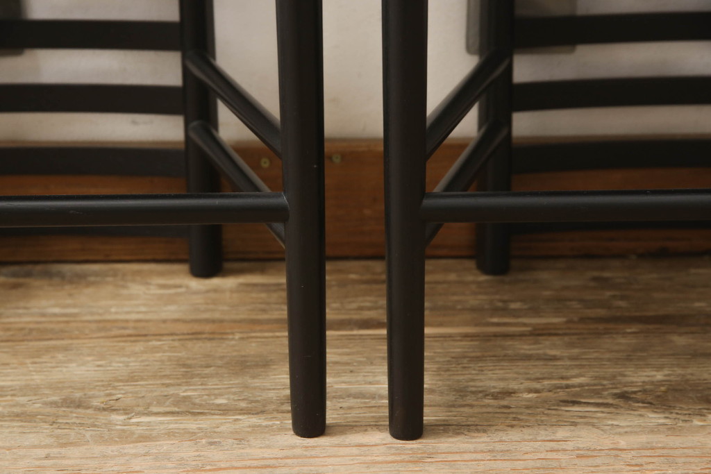 中古　展示品　美品　Cassina(カッシーナ)　292　HILL HOUSE,1(ヒルハウス1)　CHARLES RENNIE MACKINTOSH(チャールズ・レニー・マッキントッシュ)　スタイリッシュでモダンなデザインが格好良いラダーバックチェア2脚セット(椅子、イス、ダイニングチェア)(定価約47万3千円)(R-065176)