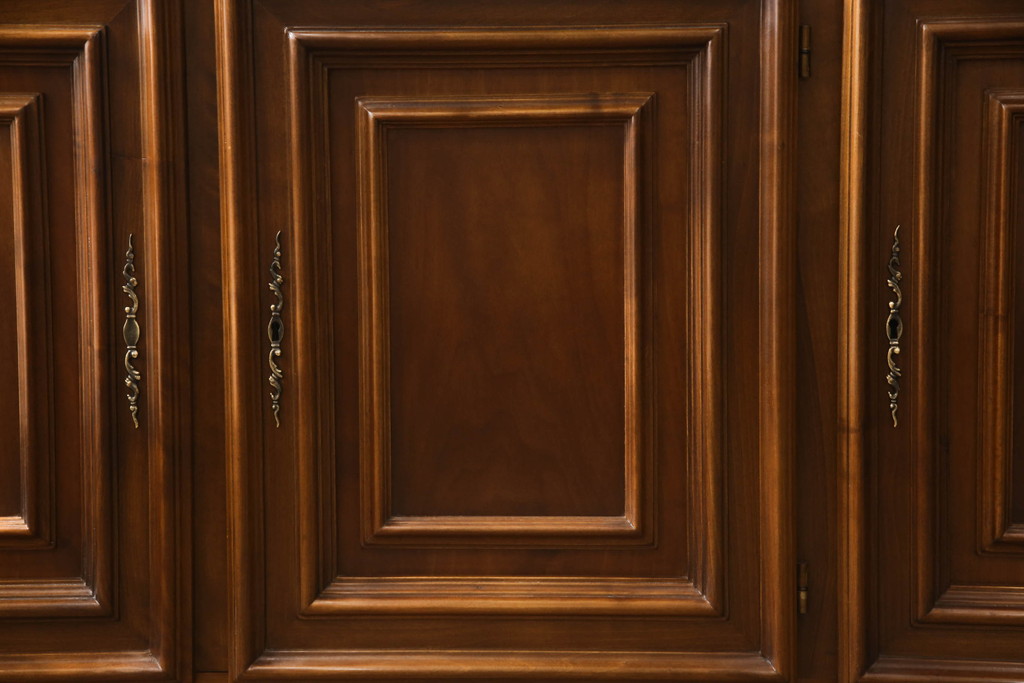 中古　超美品　バロッサバレンティ(VARO,S.A. VALENTI)　クラシカルなデザインが魅力的なサイドボード(定価約100万円)(収納棚、戸棚、キャビネット)(R-052520)
