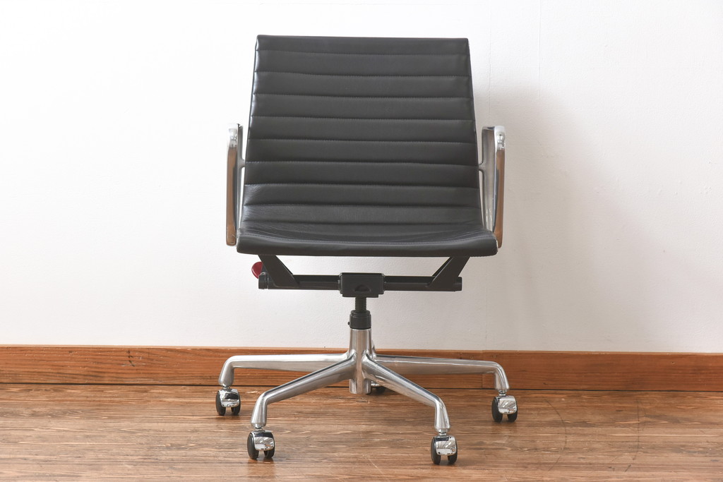中古　美品　Hermanmiller(ハーマンミラー社)　イームズアルミナムグループ　本革　キャスター付き　洗練されたデザインが魅力的なマネジメントチェア(レザー、オフィスチェア、アームチェア、椅子)(定価約30万円)(R-027199)