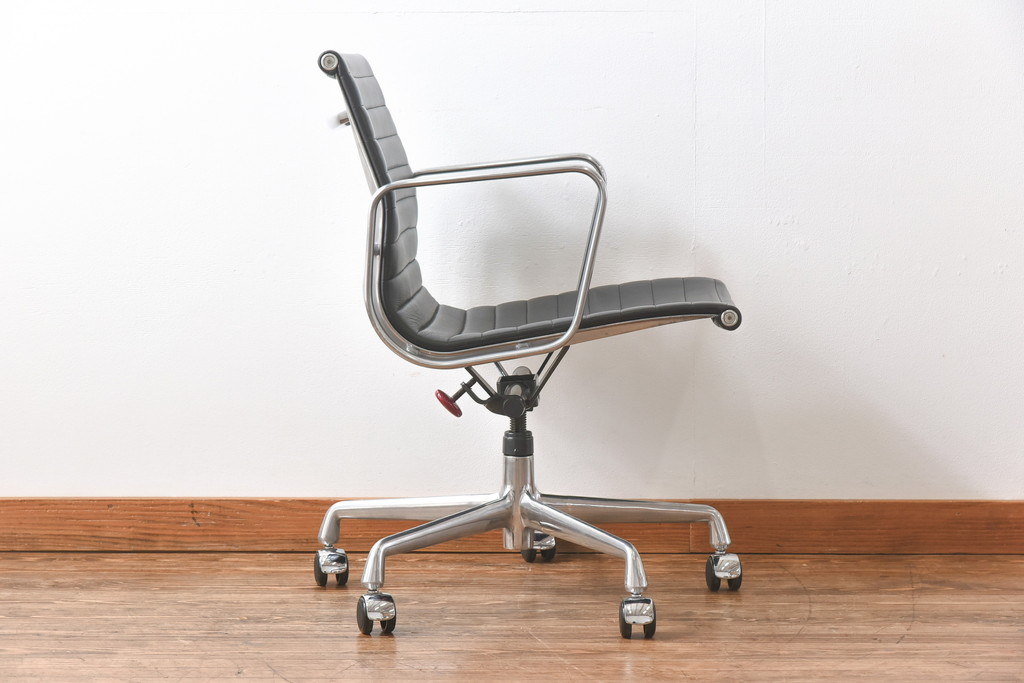中古　美品　Hermanmiller(ハーマンミラー社)　イームズアルミナムグループ　本革　キャスター付き　洗練されたデザインが魅力的なマネジメントチェア(レザー、オフィスチェア、アームチェア、椅子)(定価約30万円)(R-027199)