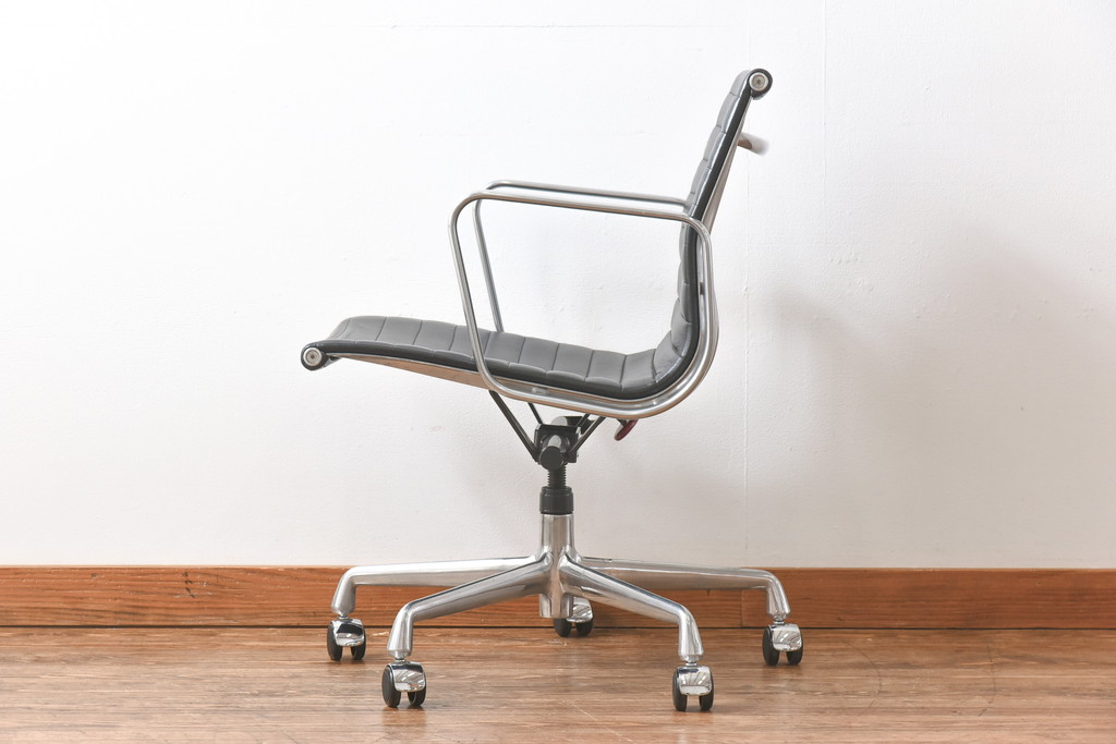 中古　美品　Hermanmiller(ハーマンミラー社)　イームズアルミナムグループ　本革　キャスター付き　洗練されたデザインが魅力的なマネジメントチェア(レザー、オフィスチェア、アームチェア、椅子)(定価約30万円)(R-027199)