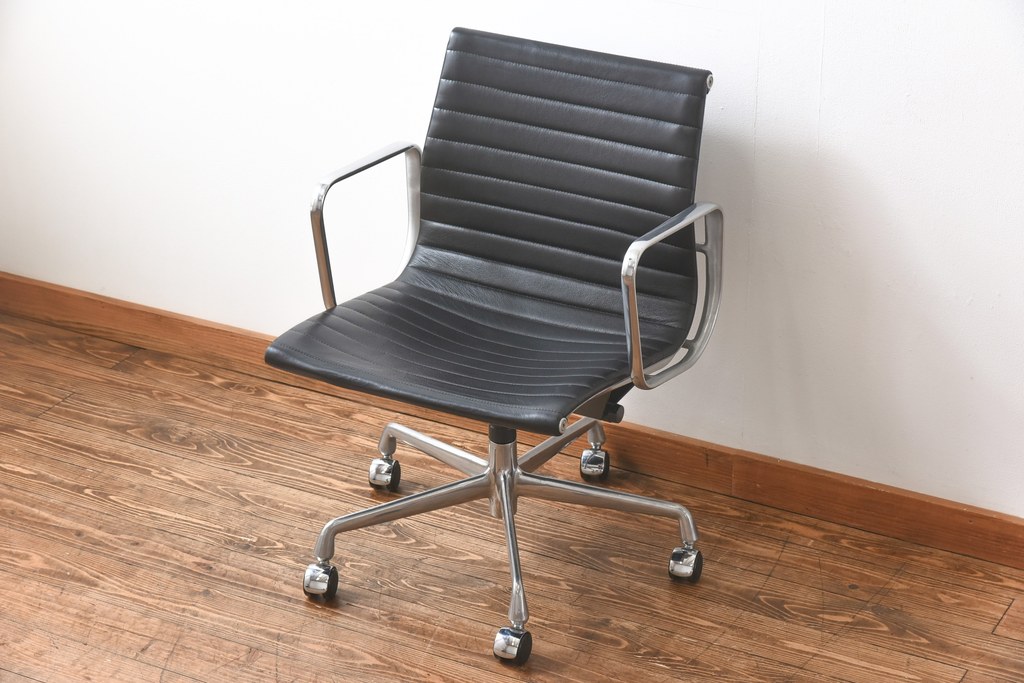 中古　美品　Hermanmiller(ハーマンミラー社)　イームズアルミナムグループ　本革　キャスター付き　洗練されたデザインが魅力的なマネジメントチェア(レザー、オフィスチェア、アームチェア、椅子)(定価約30万円)(R-027199)