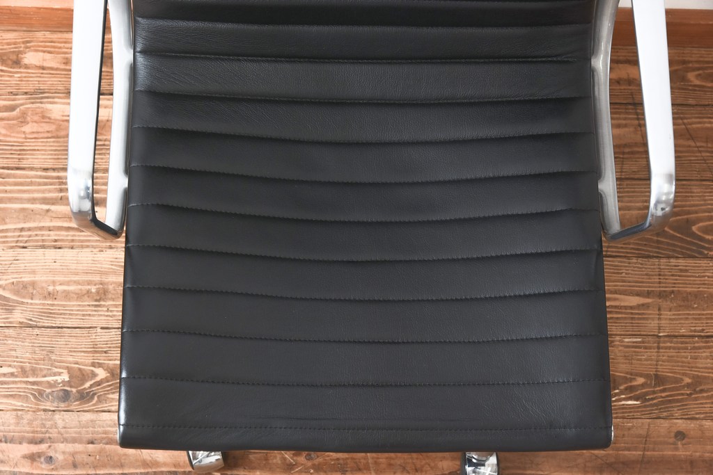 中古　美品　Hermanmiller(ハーマンミラー社)　イームズアルミナムグループ　本革　キャスター付き　洗練されたデザインが魅力的なマネジメントチェア(レザー、オフィスチェア、アームチェア、椅子)(定価約30万円)(R-027199)