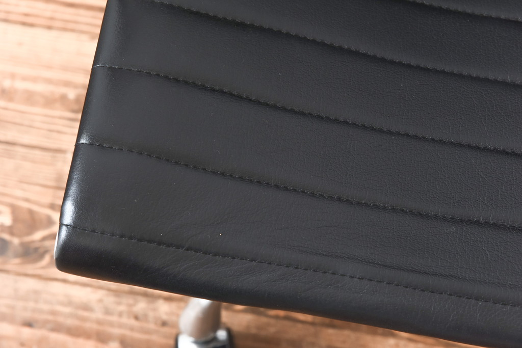 中古　美品　Hermanmiller(ハーマンミラー社)　イームズアルミナムグループ　本革　キャスター付き　洗練されたデザインが魅力的なマネジメントチェア(レザー、オフィスチェア、アームチェア、椅子)(定価約30万円)(R-027199)