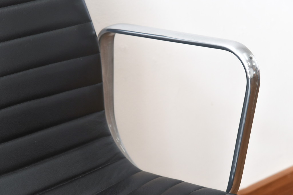 中古　美品　Hermanmiller(ハーマンミラー社)　イームズアルミナムグループ　本革　キャスター付き　洗練されたデザインが魅力的なマネジメントチェア(レザー、オフィスチェア、アームチェア、椅子)(定価約30万円)(R-027199)