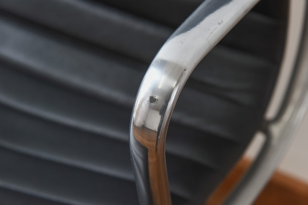 中古　美品　Hermanmiller(ハーマンミラー社)　イームズアルミナムグループ　本革　キャスター付き　洗練されたデザインが魅力的なマネジメントチェア(レザー、オフィスチェア、アームチェア、椅子)(定価約30万円)(R-027199)