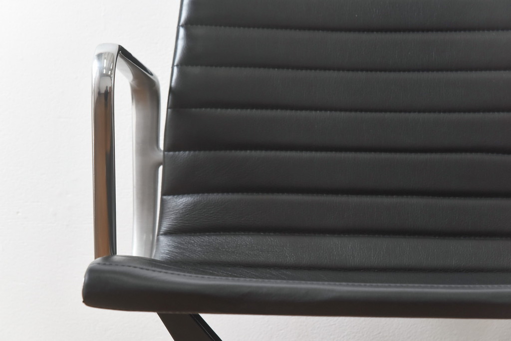 中古　美品　Hermanmiller(ハーマンミラー社)　イームズアルミナムグループ　本革　キャスター付き　洗練されたデザインが魅力的なマネジメントチェア(レザー、オフィスチェア、アームチェア、椅子)(定価約30万円)(R-027199)