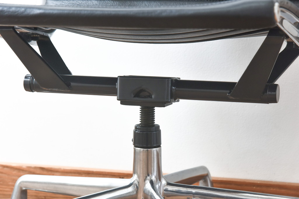 中古　美品　Hermanmiller(ハーマンミラー社)　イームズアルミナムグループ　本革　キャスター付き　洗練されたデザインが魅力的なマネジメントチェア(レザー、オフィスチェア、アームチェア、椅子)(定価約30万円)(R-027199)