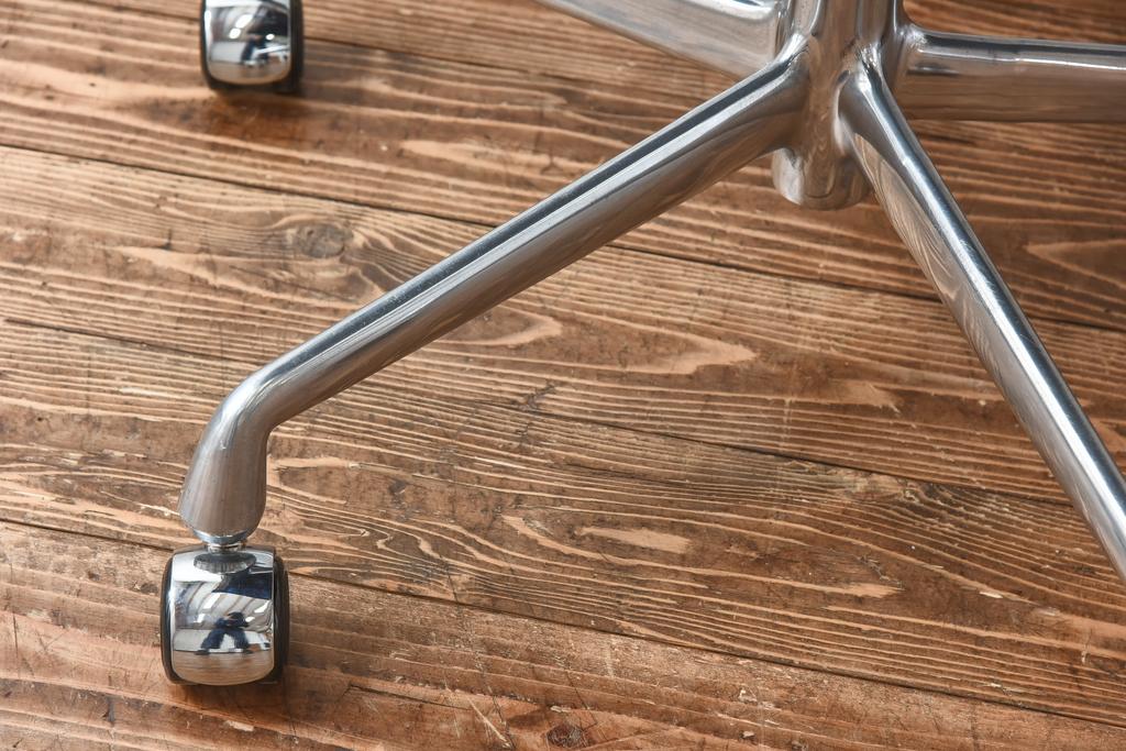 中古　美品　Hermanmiller(ハーマンミラー社)　イームズアルミナムグループ　本革　キャスター付き　洗練されたデザインが魅力的なマネジメントチェア(レザー、オフィスチェア、アームチェア、椅子)(定価約30万円)(R-027199)
