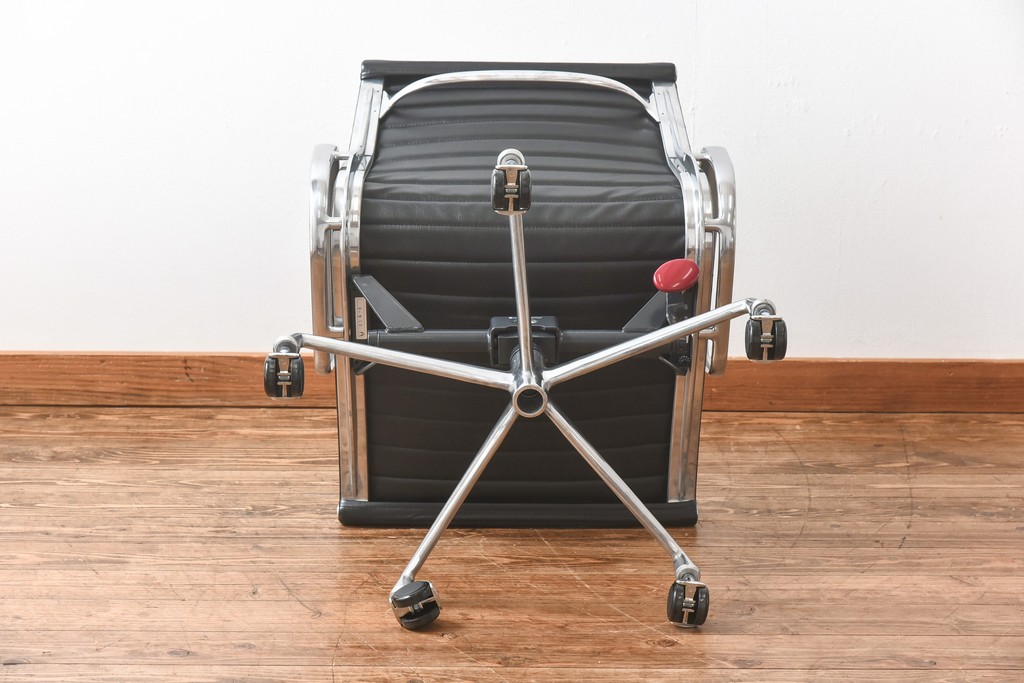 中古　美品　Hermanmiller(ハーマンミラー社)　イームズアルミナムグループ　本革　キャスター付き　洗練されたデザインが魅力的なマネジメントチェア(レザー、オフィスチェア、アームチェア、椅子)(定価約30万円)(R-027199)