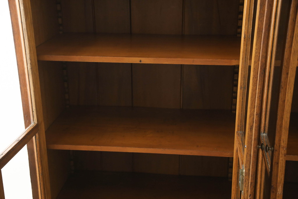 イギリスアンティーク　オーク材　収納力抜群!フラップ式扉が珍しい大型キャビネット(食器棚、飾り棚、収納棚、戸棚、本箱、ブックケース)(R-059524)