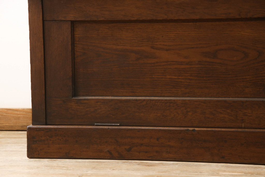 イギリスアンティーク　オーク材　収納力抜群!フラップ式扉が珍しい大型キャビネット(食器棚、飾り棚、収納棚、戸棚、本箱、ブックケース)(R-059524)