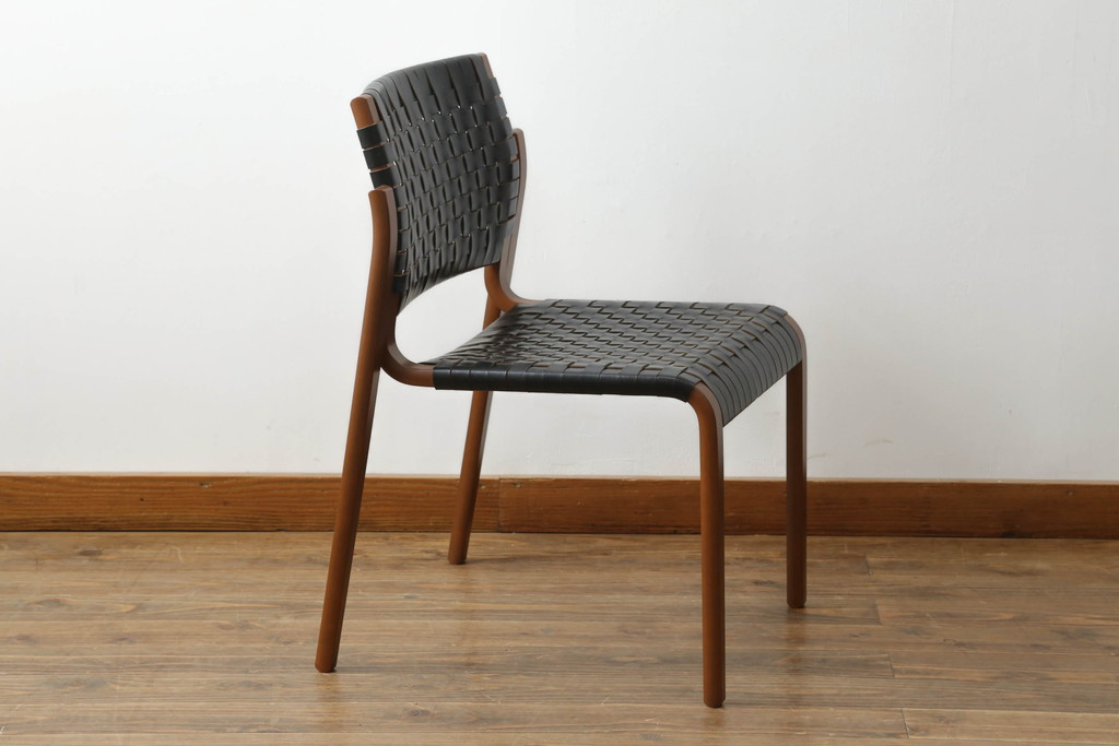 中古　極美品　arflex(アルフレックス)　NT SLIM(エヌティー スリム)　本革(レザー)　スタイリッシュなデザインが魅力のアームレスチェア(ダイニングチェア、椅子、イス)(R-065451)