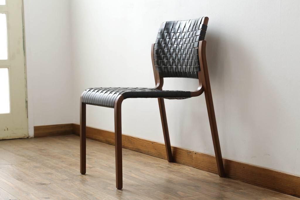 中古　極美品　arflex(アルフレックス)　NT SLIM(エヌティー スリム)　本革(レザー)　スタイリッシュなデザインが魅力のアームレスチェア(ダイニングチェア、椅子、イス)(R-065451)